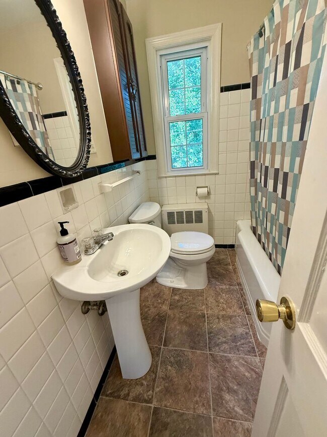 Building Photo - Two bedroom, 1 bath condo in Burlington (Brookwood Garden) Water and heat included!-$150 off depo...