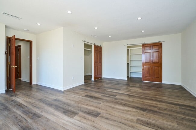 Building Photo - Aqua Vista - Entertainers Playhouse