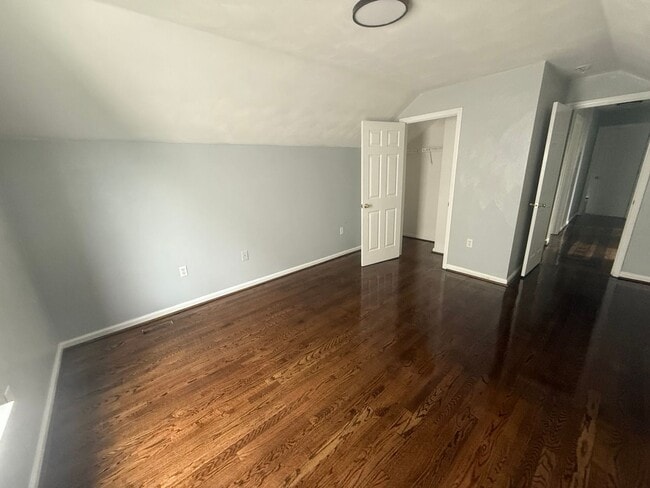 Building Photo - 4826 Golfview Dr NE