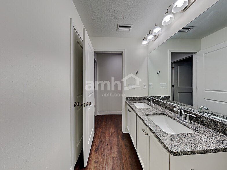 Building Photo - 219 Banyan Frst Dr