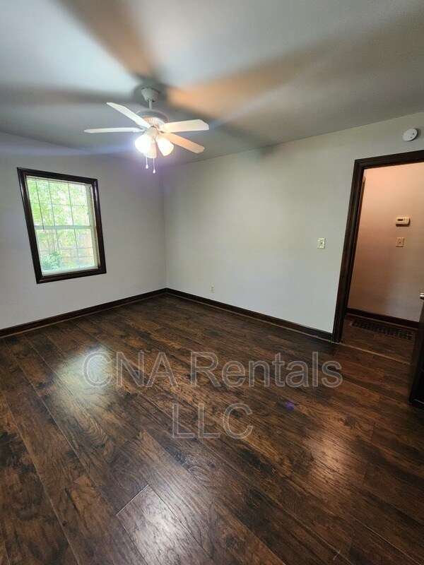 Building Photo - 104 E Acres Dr SE