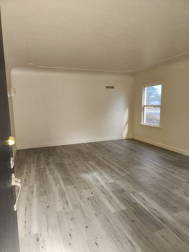 Building Photo - Country Home Between Empire and Waterford-  3 Bedroom 1 Bathroom With Central Heat And Air