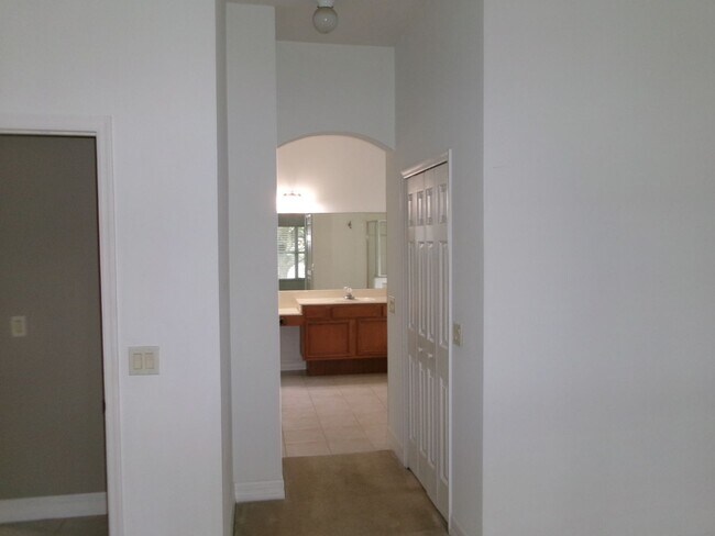 Building Photo - 12415 Lake Valley Dr
