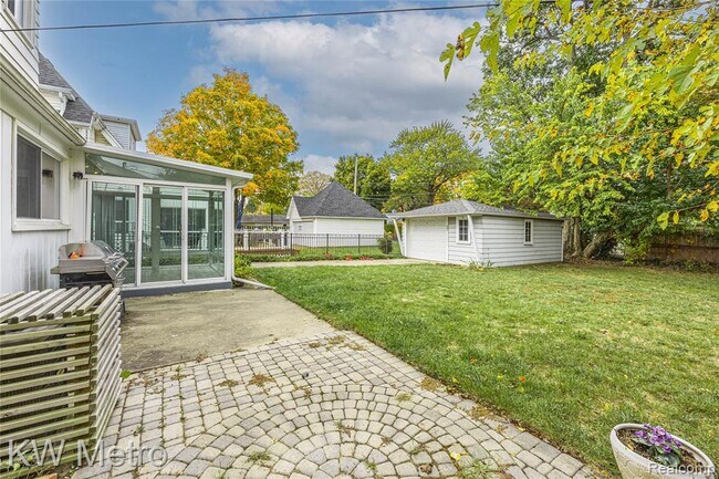 Building Photo - 1316 Lyons Ave