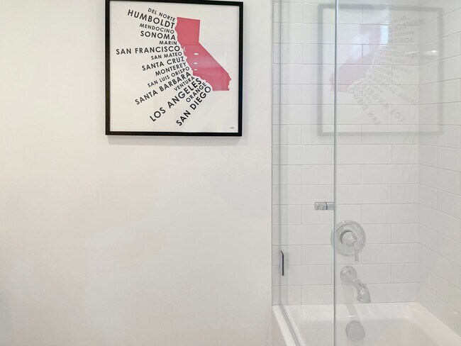 Building Photo - Remodeled and Modern, Open Floor-plan, Lux...