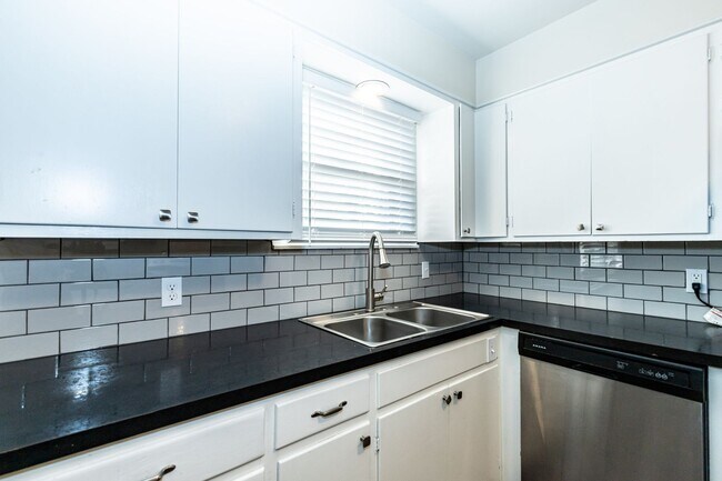 Building Photo - Large & Recently Updated!