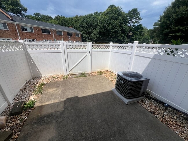 Building Photo - 1336 Green Oaks Ln