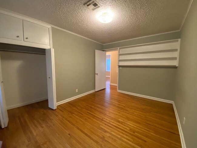 Building Photo - Brookside Charm!!