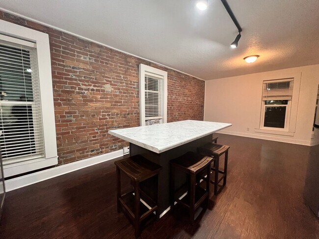 Building Photo - Newly renovated one bedroom available for ...