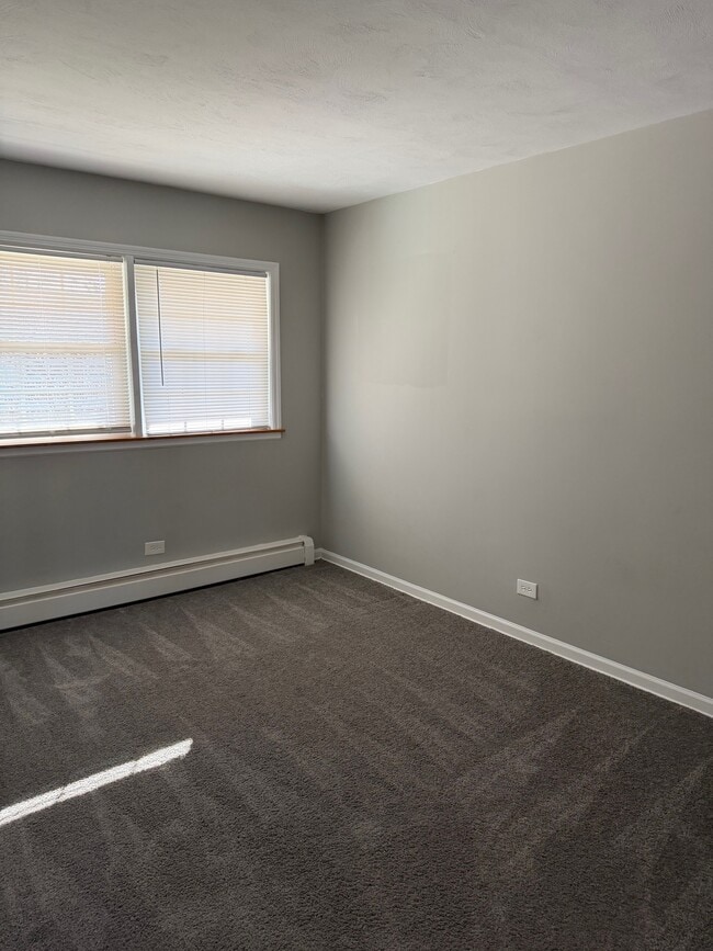 Building Photo - Colonial Gardens