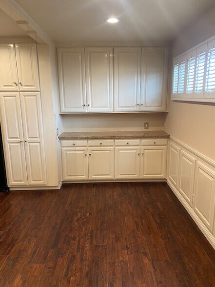 Building Photo - 2000 Karen St