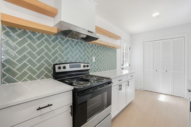 Building Photo - Beautifully Renovated 3-Bedroom with Fence...