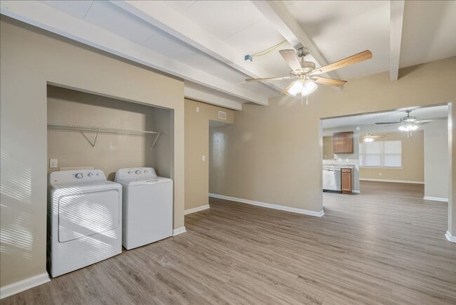Building Photo - 207 Iris Cir
