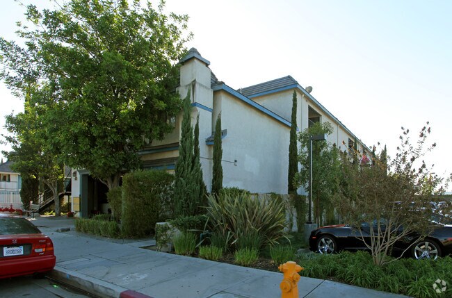 Building Photo - 400 W Vermont Ave