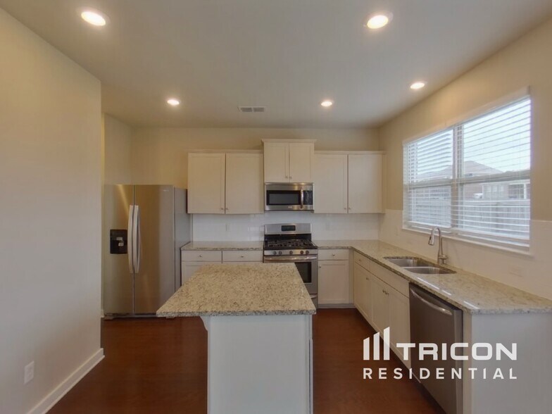 Building Photo - 4941 Kingdom Dr