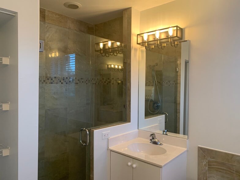Master bathroom - 1530 SW 193rd Ter