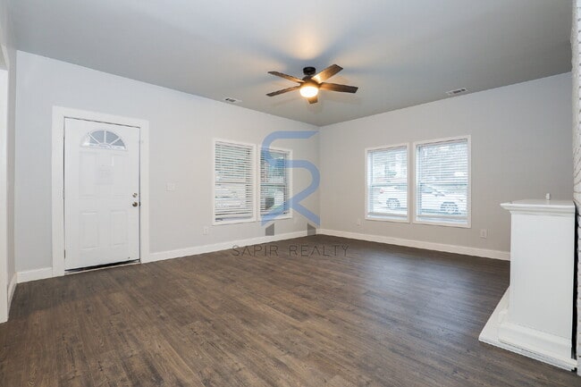 Building Photo - Graceful Living in the Heart of Carey Park – 3BR/2BA