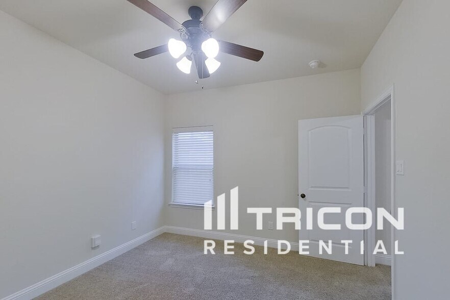 Building Photo - 208 Melody Wy