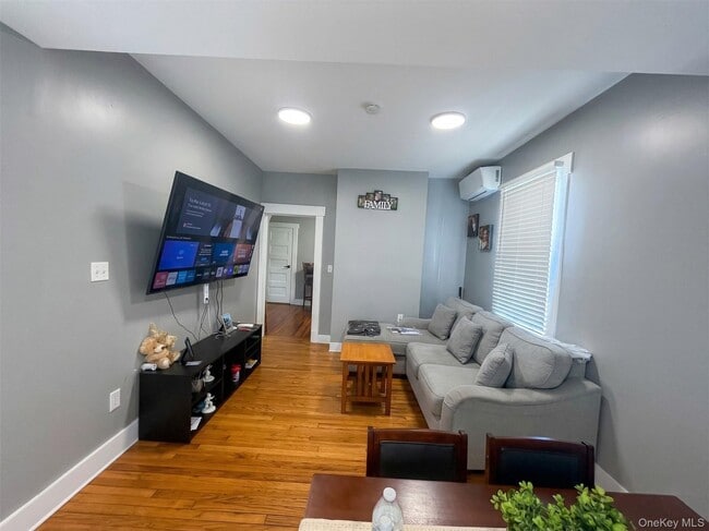 Building Photo - 52 Maple Pl