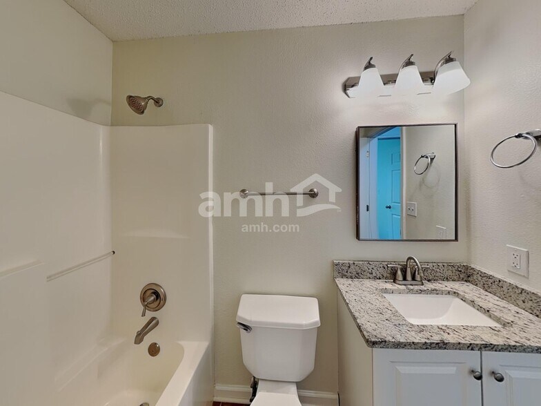 Building Photo - 528 Woodfield Cir