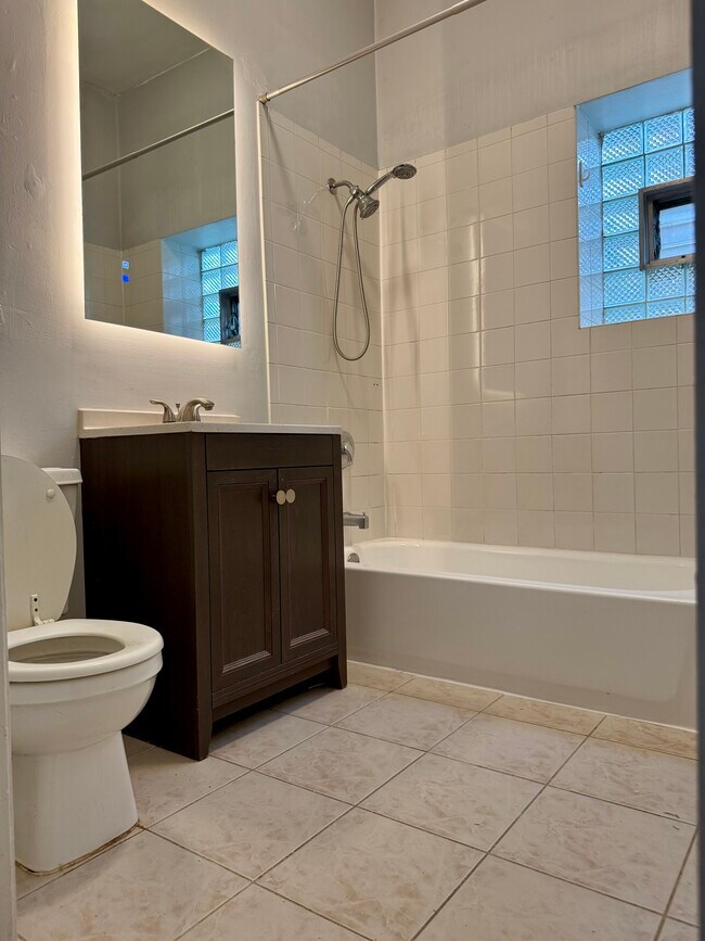 2nd floor - 1833 N Sawyer Ave