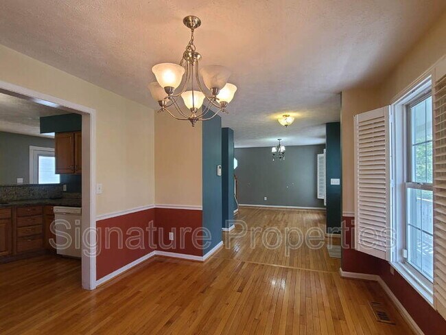 Building Photo - 10 Lockwood Dr
