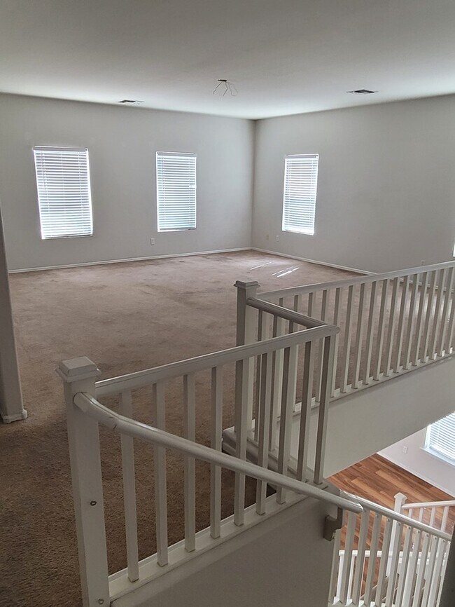 Building Photo - Great 3 bedroom 2.5 bath Two Story House f...