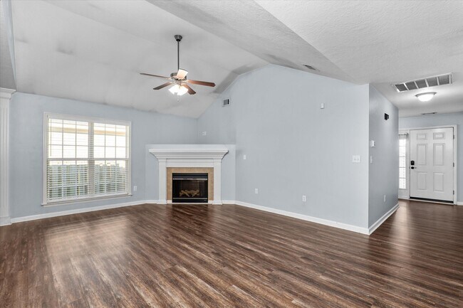 Building Photo - 570 Lory Ln