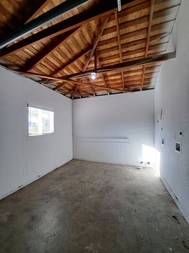 Building Photo - Beautiful 6-Bedroom Home with Pool & Outdo...