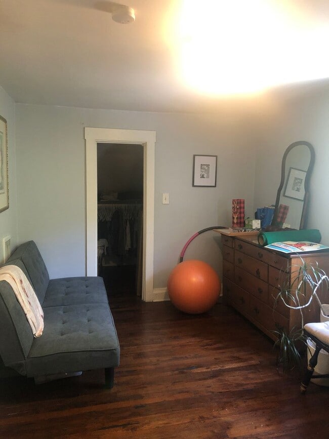 Building Photo - Charming 2 Bed/ 1 Bath upstairs Apartment ...