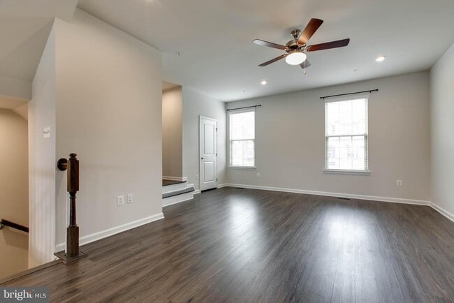 Building Photo - 7912 N Gladden Farm Way