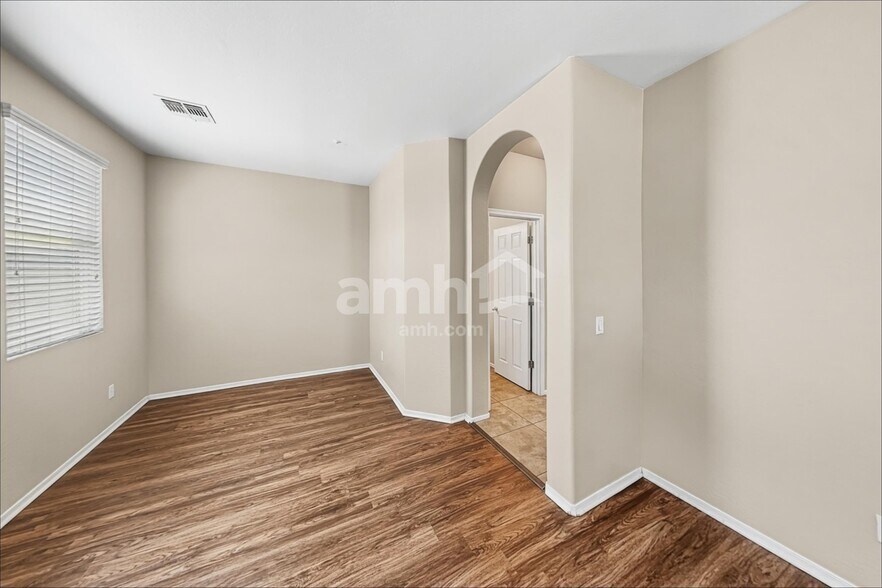 Building Photo - 894 S Annie Ln