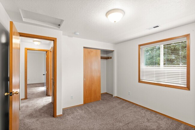 Building Photo - Woodstock 3 Bedroom Single Family Home
