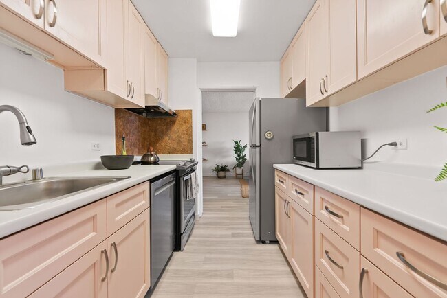 Building Photo - Kakaako Royal Court 2 Bedroom 2 Bathroom 1...