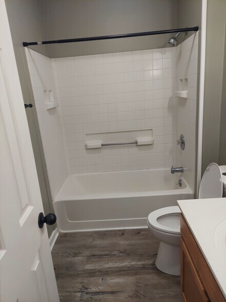 Full Bath - 106 Bell St
