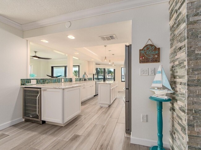 Building Photo - 240 Sand Key Estates Dr