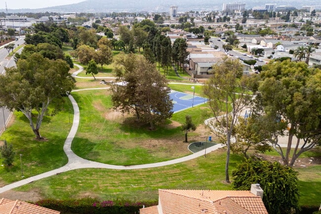 Building Photo - Resort-style amenities in a highly desirab...