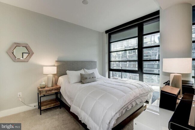 Building Photo - River-View 2BD Luxury Condo with Balcony and Parking!