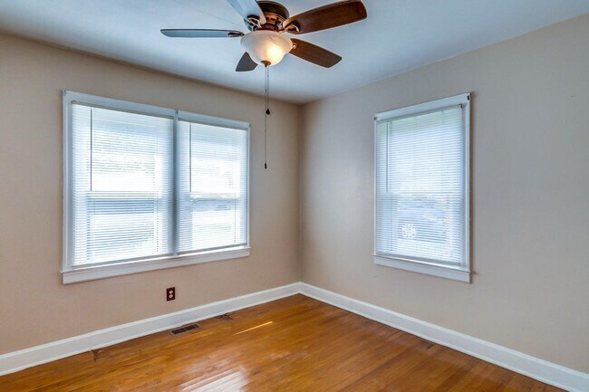 Building Photo - 120 Windsor Dr