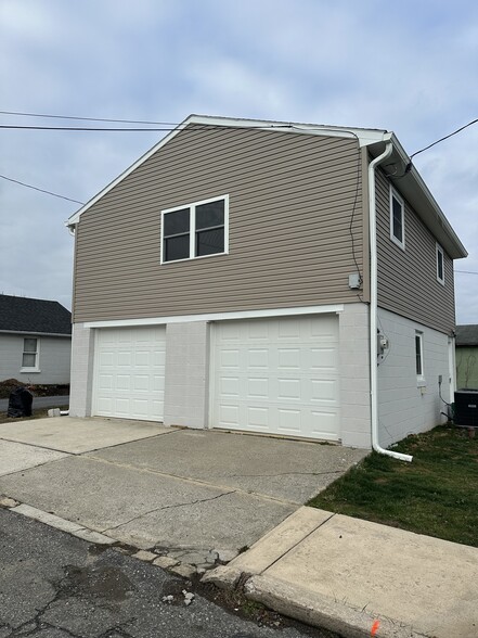 Home is located on top of two car garage which is included with this rental. - 1026 Chestnut St