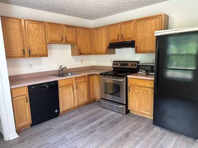 Building Photo - Spacious Townhome for Rent! Finished Basement! W/D! Available Now!