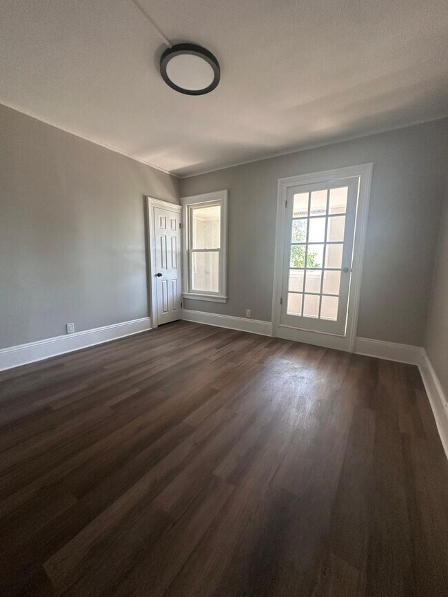 Building Photo - 47 Hart St