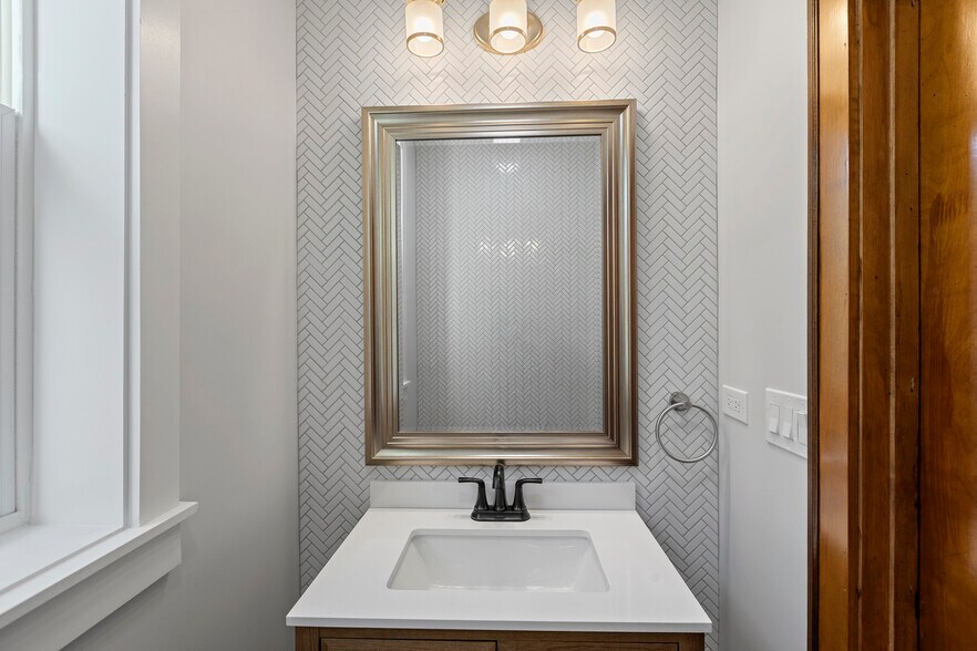 Building Photo - 5851 N Virginia Ave