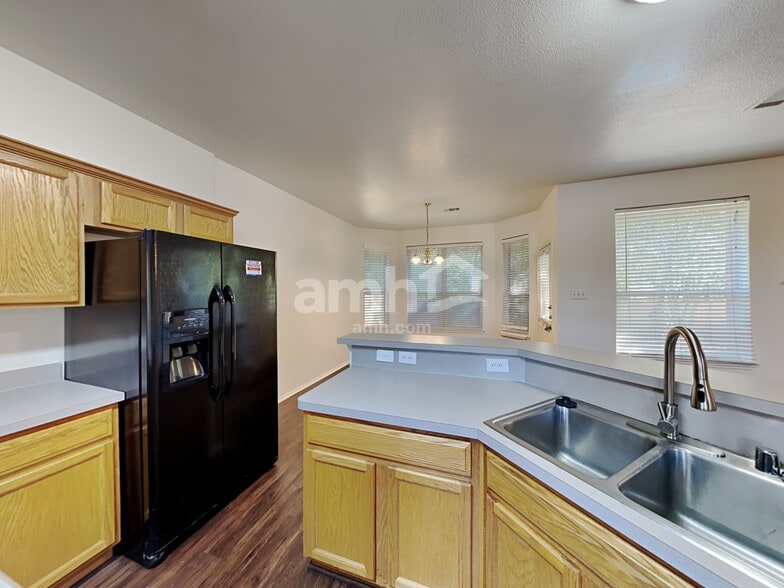 Building Photo - 202 Bob White Dr