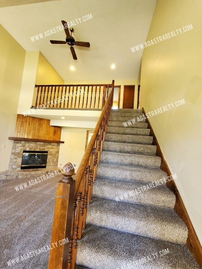 Building Photo - Spacious Duplex in Blue Valley-Available N...