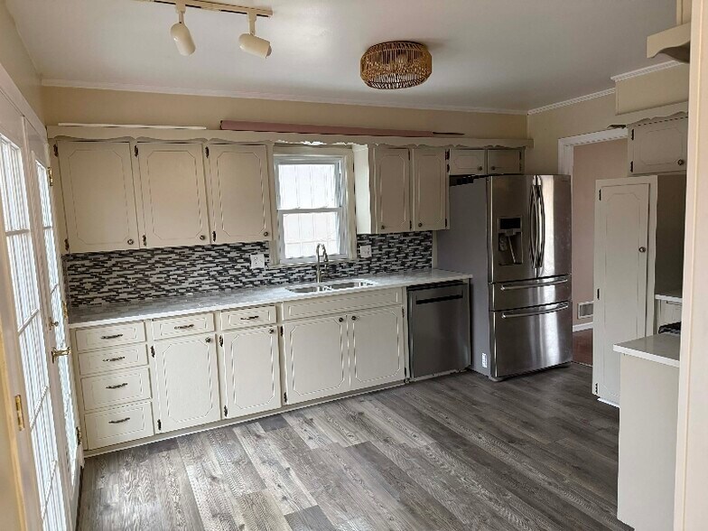 Building Photo - 10310 Nall Ave