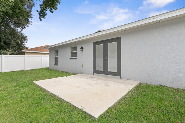 Building Photo - 884 Winchester St