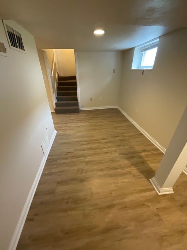 Building Photo - ***AVAILABLE AUGUST 2027*** 5 Bed 2 Bath house. Close to business school. Excellent Location!