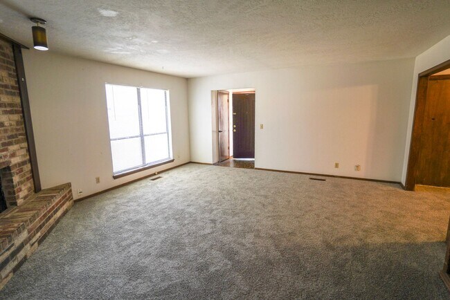 Building Photo - 6004-6006 Bonnie Dr