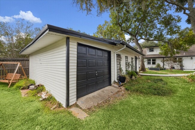 Building Photo - 205 W Bayou Dr